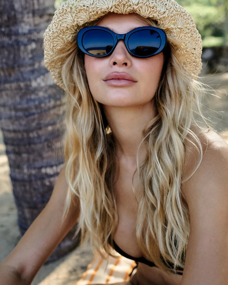 I SEA CAMILLA SUNGLASSES IN BLACK/SMOKE POLARIZED