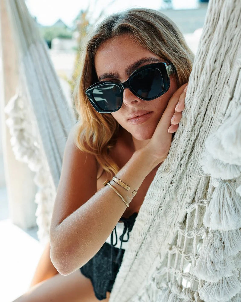I SEA PAIGE SUNGLASSES IN BLACK/SMOKE POLARIZED