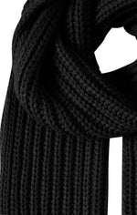 Load image into Gallery viewer, ICHI CHUNKY KNIT SCARF IN BLACK
