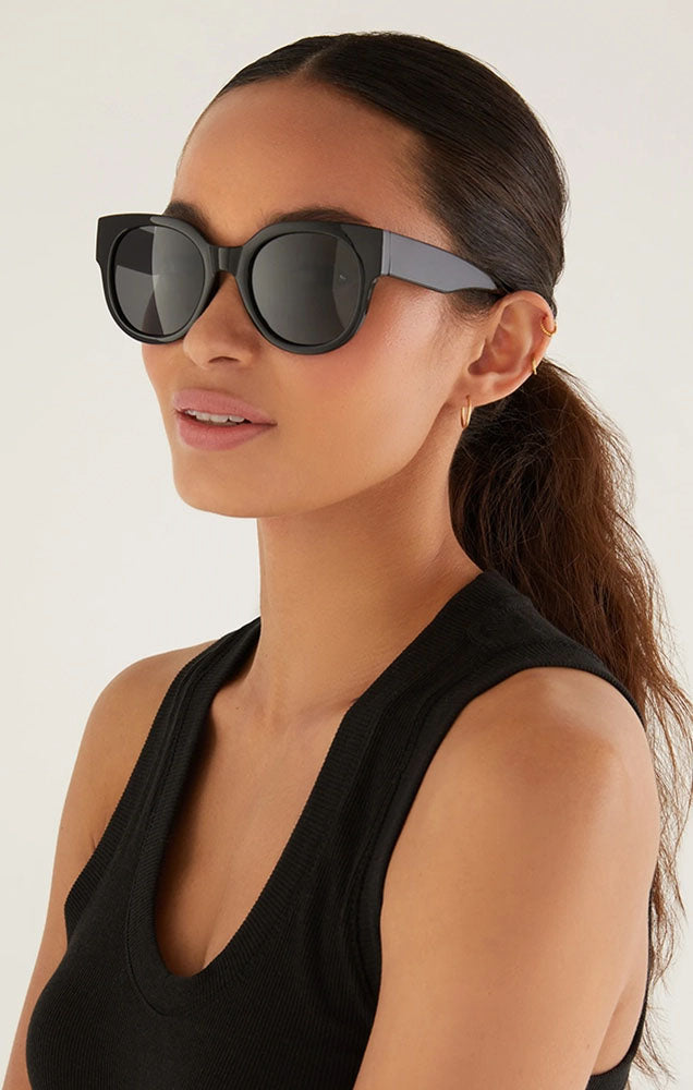 Z SUPPLY LUNCH DATE SUNGLASSES IN POLISHED BLACK/GREY
