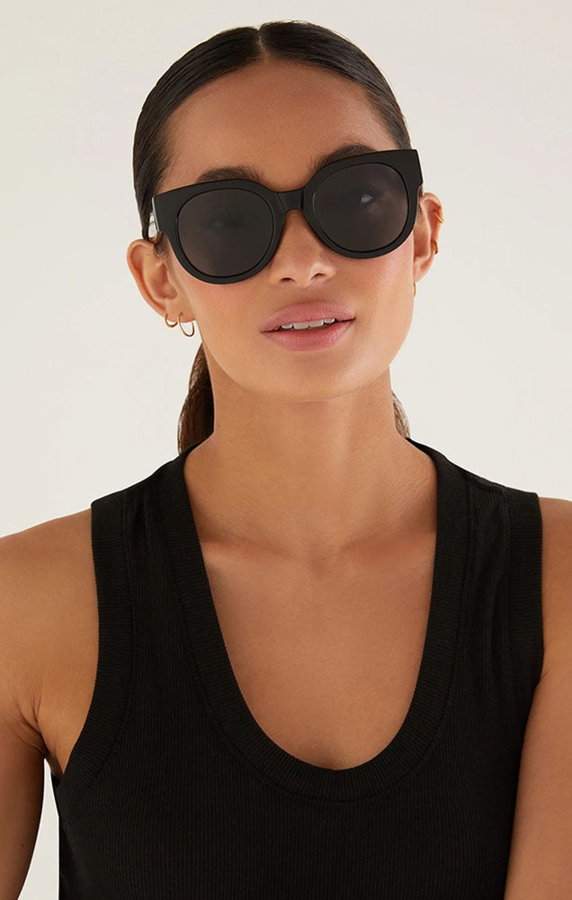 Z SUPPLY LUNCH DATE SUNGLASSES IN POLISHED BLACK/GREY