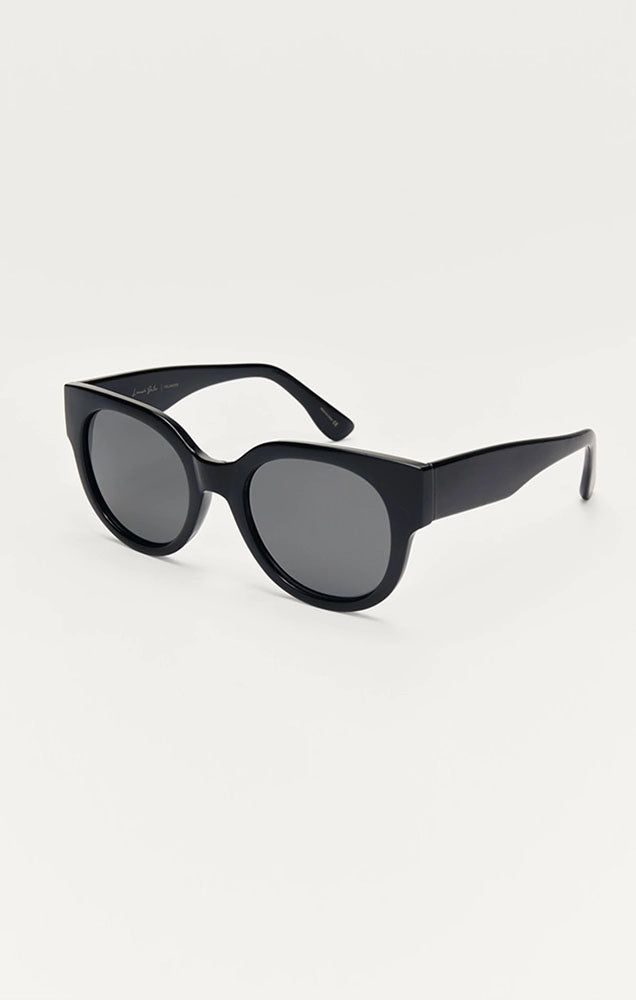 Z SUPPLY LUNCH DATE SUNGLASSES IN POLISHED BLACK/GREY
