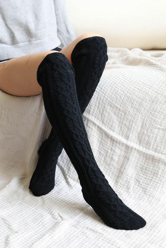 CABLE KNIT KNEE HIGH SOCKS IN BLACK