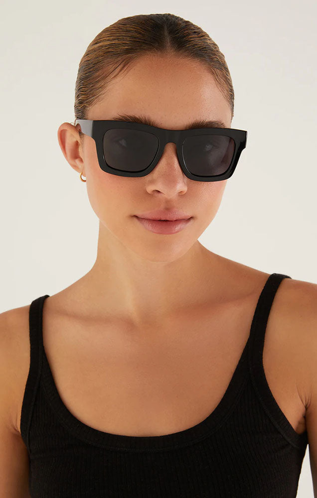 Z SUPPLY LAY LOW SUNGLASSES IN POLISHED BLACK/GREY