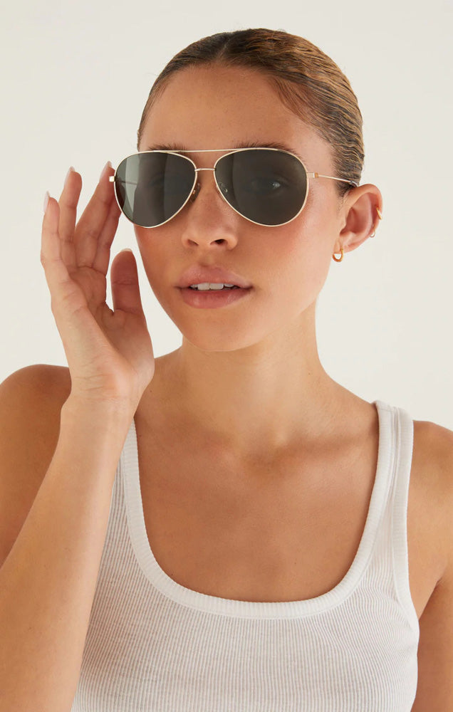 Z SUPPLY DRIVER SUNGLASSES IN GOLD/GREY