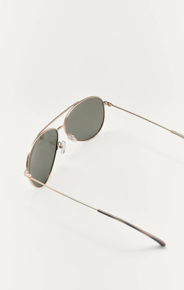 Z SUPPLY DRIVER SUNGLASSES IN GOLD/GREY